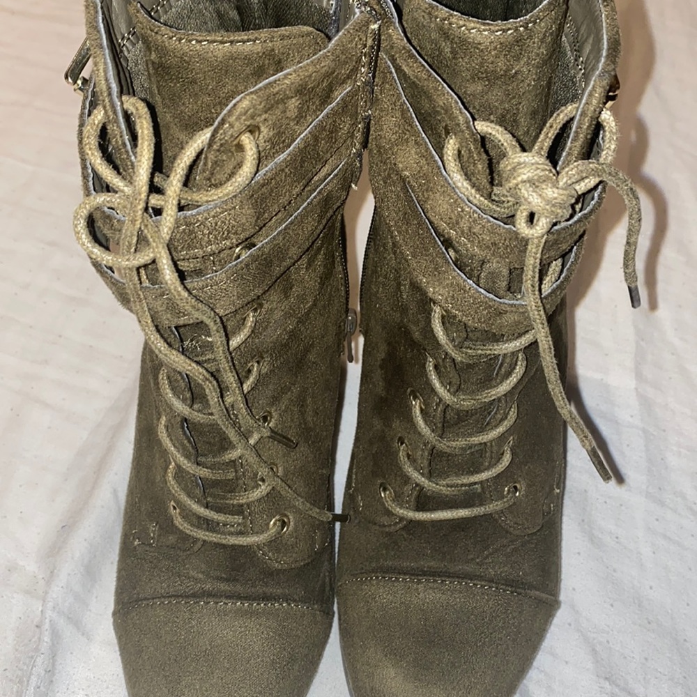 3 inches hill , green boots size7